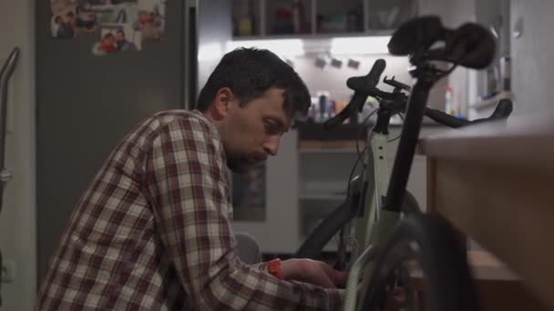 Jeune Homme Installe Accessoire Vélo Maison Dans Studio Homme Installe — Video