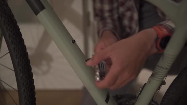 Людина Ремонтує Велосипед Вдома Чоловік Ремонтує Свій Велосипед Вдома Парень — стокове відео