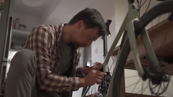 Accessoires Montage Cycliste Sur Vélo Maison Dans Studio Homme Installe — Video