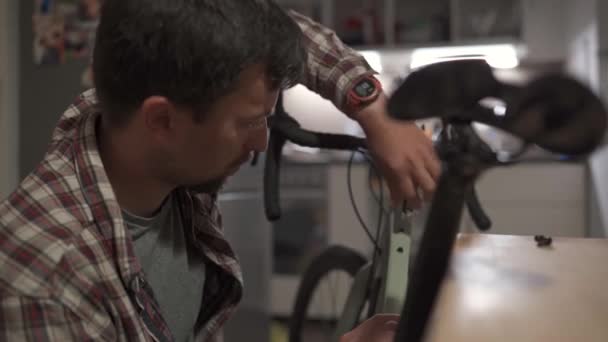 Acessórios Montagem Ciclista Bicicleta Casa Apartamento Estúdio Homem Monta Uma — Vídeo de Stock