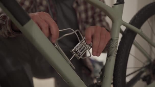 Homem Está Arranjar Bicicletas Casa Homem Repara Sua Bicicleta Casa — Vídeo de Stock