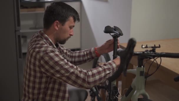Uomo Sta Riparando Bicicletta Casa Maschio Ripara Sua Moto Casa — Video Stock