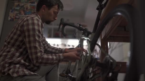 Acessórios Montagem Ciclista Bicicleta Casa Apartamento Estúdio Homem Monta Uma — Vídeo de Stock