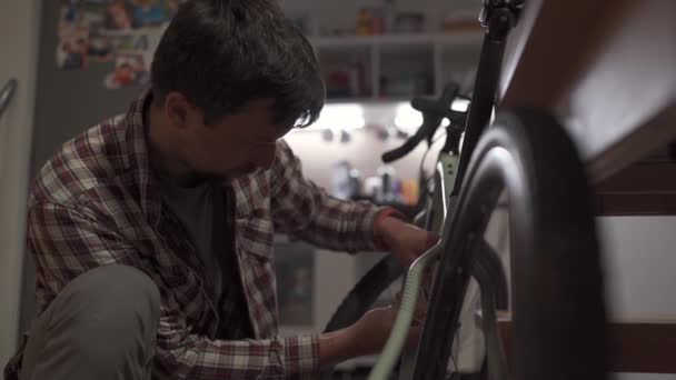 Fahrradbefestigung Zubehör Auf Dem Fahrrad Hause Studio Wohnung Mann Stellt — Stockvideo