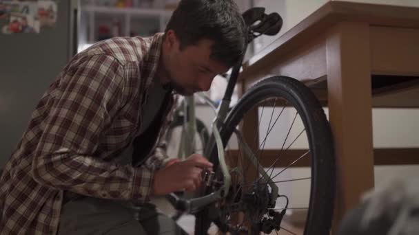 Uomo Sta Riparando Bicicletta Casa Maschio Ripara Sua Moto Casa — Video Stock