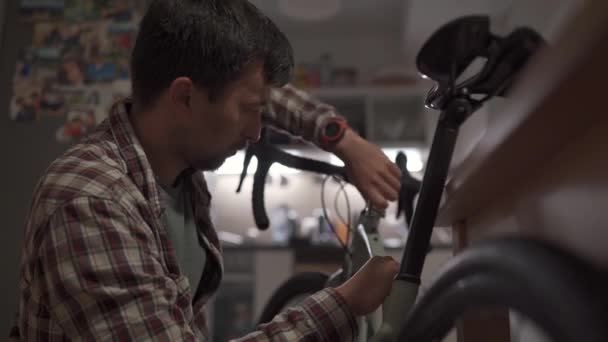 Άνθρωπος Φτιάχνει Ποδήλατο Στο Σπίτι Άντρας Επισκευάζει Ποδήλατό Του Στο — Αρχείο Βίντεο