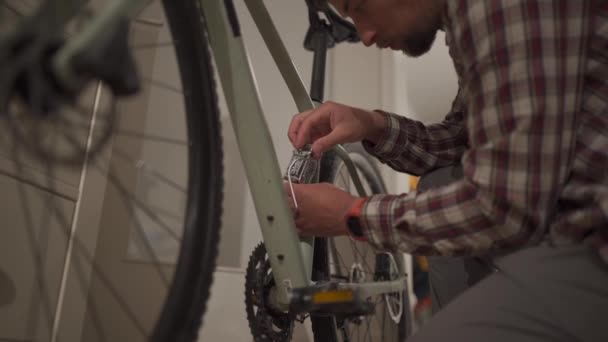 Fahrradbefestigung Zubehör Auf Dem Fahrrad Hause Studio Wohnung Mann Stellt — Stockvideo