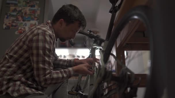 Hombre Está Arreglando Bicicleta Casa Hombre Repara Bicicleta Casa Guy — Vídeo de stock
