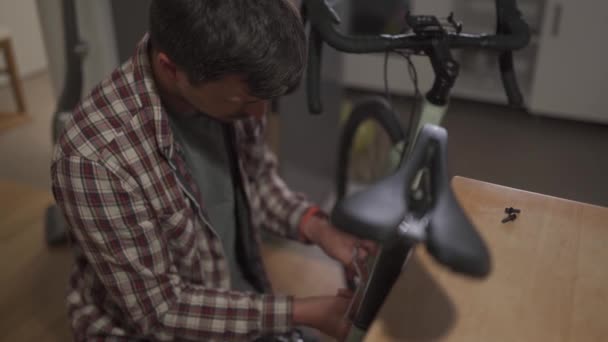 Junger Mann Installiert Fahrradzubehör Hause Atelierwohnung Mann Stellt Hause Ein — Stockvideo