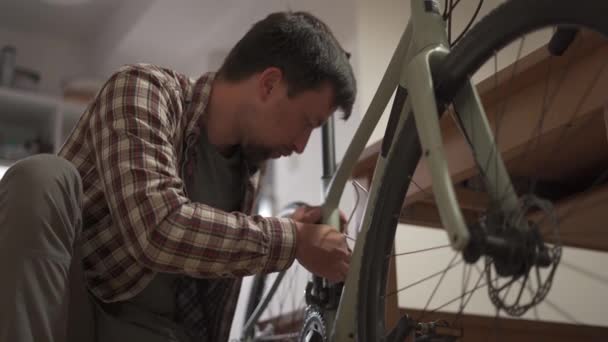 Uomo Sta Riparando Bicicletta Casa Maschio Ripara Sua Moto Casa — Video Stock