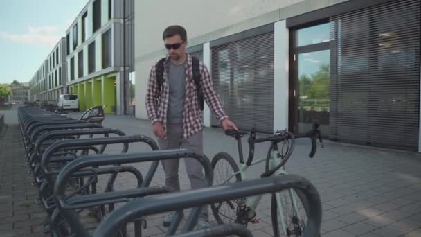 Ποδηλάτες Πάρκα Και Κλειδώνει Ποδήλατο Δημόσιο Χώρο Στάθμευσης Ποδηλάτων Στη — Αρχείο Βίντεο