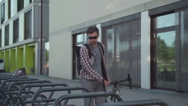 Segurança Bloqueio Roubo Para Bicicleta Ciclista Masculino Bloqueia Bicicleta Estacionamento — Vídeo de Stock