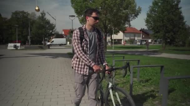 Ασφάλεια Και Αντικλεπτική Κλειδαριά Για Ποδήλατο Αρσενικός Ποδηλάτης Κλειδώνει Ποδήλατο — Αρχείο Βίντεο