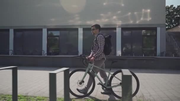 Segurança Bicicletas Proteção Contra Roubo Estacionamento Cidade Rua Europa Ciclista — Vídeo de Stock