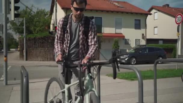 Циклістські Парки Замки Велосипедів Парковці Німеччині Безпека Транспорт Людина Замикає — стокове відео