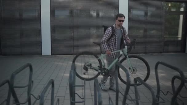 Zabezpieczenie Zabezpieczenie Przed Kradzieżą Roweru Mężczyzna Rowerzysta Zamyka Rower Parkingu — Wideo stockowe