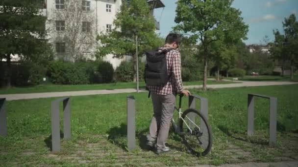 Fietsbeveiliging Diefstalbeveiliging Een Parkeerplaats Stad Straat Europa Fietser Gebruikt Een — Stockvideo