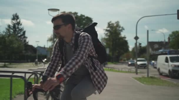 Seguridad Bicicletas Protección Contra Robos Estacionamiento Ciudad Calle Europa Ciclista — Vídeos de Stock