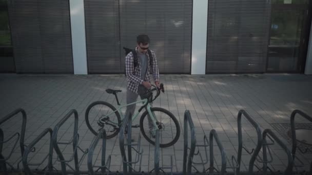 Fahrradsicherheit Und Diebstahlschutz Auf Einem Städtischen Parkplatz Der Straße Europa — Stockvideo