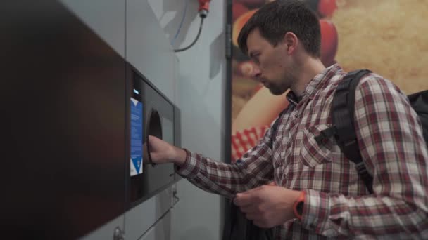 在德国慕尼黑的超级市场 男士们退回塑料瓶 可重复使用的集装箱 以倒卖自动售货机 男人用瓶子存放点 回收塑料的自动回收瓶机 — 图库视频影像