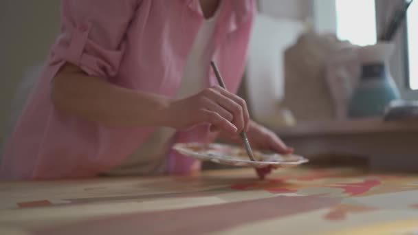 Parlak Sanat Stüdyosundaki Kadın Ressamın Tuvale Fırça Yağlı Boyalarla Yaptığı — Stok video
