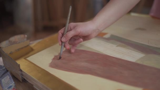 Kädet Nainen Taiteilija Työskentelee Harjalla Maali Studiossa Luovuuden Käsite Ihmiset — kuvapankkivideo