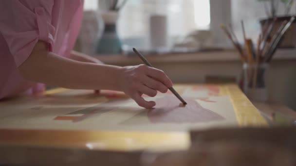 Mãos Uma Mulher Artista Trabalha Com Pincel Tinta Estúdio Conceito — Vídeo de Stock