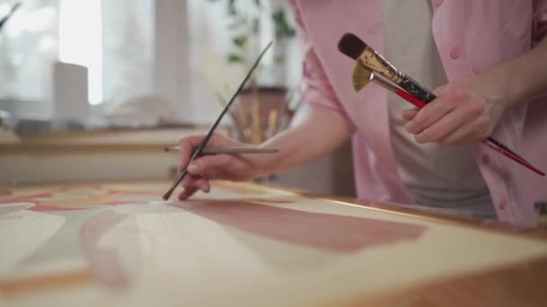 Mãos Uma Mulher Artista Trabalha Com Pincel Tinta Estúdio Conceito — Vídeo de Stock