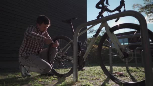 Killen Reparerar Hjul Cykel Gatan Cykel Parkeringsplats Man Pumpdäck Med — Stockvideo