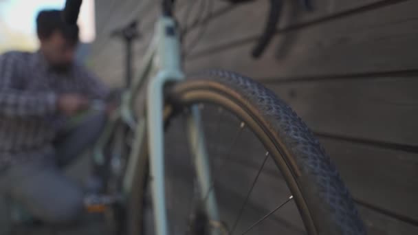 Ein Männlicher Radfahrer Pumpt Das Rad Seines Fahrrads Mit Einer — Stockvideo