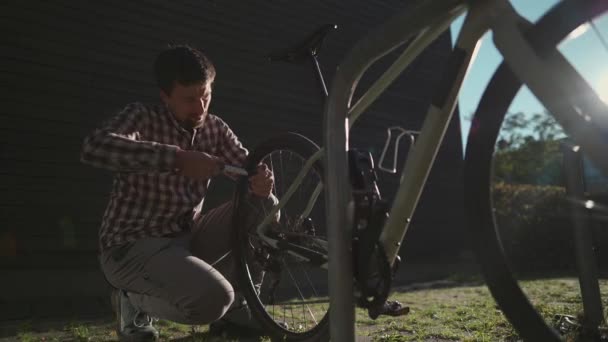 Man Repareert Wiel Fiets Straat Fiets Parkeerplaats Man Pompen Band — Stockvideo