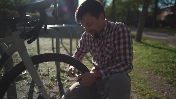 사람은 독일의 자전거 주차장에서 타이어 부풀리고 주제는 아마추어 자전거 조정이다 — 비디오