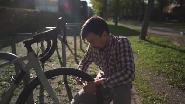 Een Mannelijke Fietser Pompt Het Wiel Van Zijn Fiets Met — Stockvideo