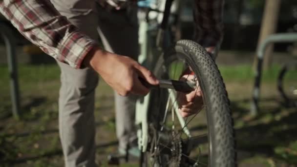 Hombre Infla Neumático Con Bomba Mano Pequeña Estacionamiento Bicicletas Alemania — Vídeo de stock