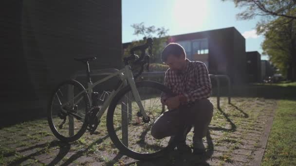 Manlig Cyklist Pumpar Upp Hjulet Sin Cykel Med Liten Handpump — Stockvideo