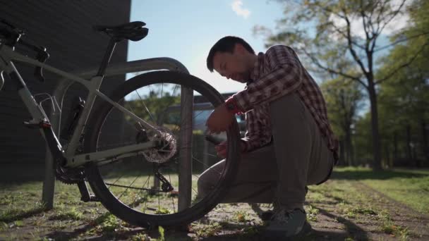 Hombre Infla Neumático Con Bomba Mano Pequeña Estacionamiento Bicicletas Alemania — Vídeo de stock