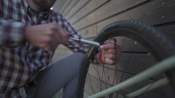 Kereket Javító Fickó Biciklivel Utcai Biciklis Parkolóban Ember Gumiabroncsot Pumpál — Stock videók