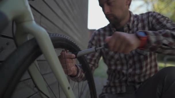 Парень Чинит Колесо Велосипеде Стоянке Уличных Велосипедов Человек Накачивает Шины — стоковое видео