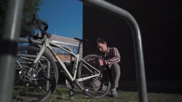 Самець Велосипедиста Перекачує Колесо Свого Велосипеда Маленькою Ручною Помпою Вулиці — стокове відео