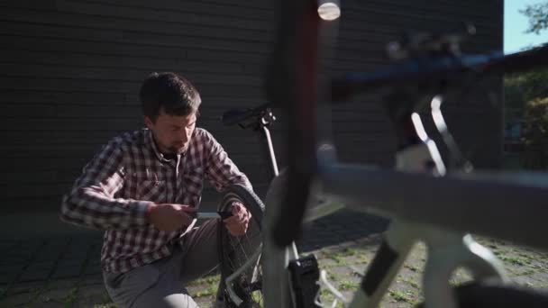 Ciclista Masculino Bombeia Roda Sua Bicicleta Com Uma Pequena Bomba — Vídeo de Stock