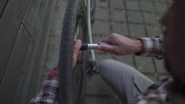 Hombre Infla Neumático Con Bomba Mano Pequeña Estacionamiento Bicicletas Alemania — Vídeo de stock