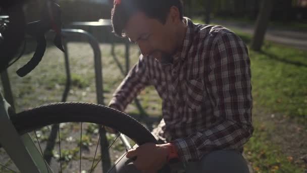 Man Repareert Wiel Fiets Straat Fiets Parkeerplaats Man Pompen Band — Stockvideo