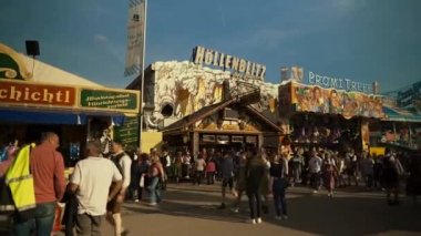23 Eylül 2022. Münih. Almanya. Oktoberfest. 2022 'de güneşli bir havada Oktoberfest' teki lunapark. Oktoberfest 'teki insanlar. Münih 'te Ekim Festivali. Eğlence parkı mı? # İşte oldu #. 