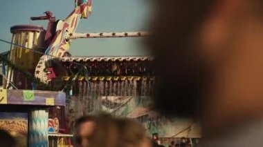 23 Eylül 2022. Münih. Almanya. Oktoberfest. 2022 'de güneşli bir havada Oktoberfest' teki lunapark. Oktoberfest 'teki insanlar. Münih 'te Ekim Festivali. Eğlence parkı mı? # İşte oldu #. 