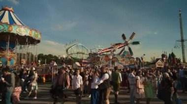 23 Eylül 2022. Münih. Almanya. Oktoberfest. 2022 'de güneşli bir havada Oktoberfest' teki lunapark. Oktoberfest 'teki insanlar. Münih 'te Ekim Festivali. Eğlence parkı mı? # İşte oldu #. 