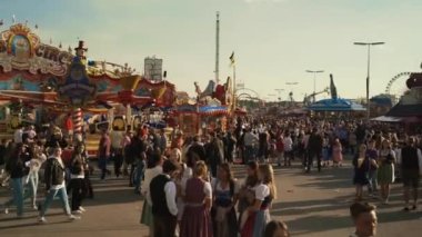 23 Eylül 2022. Münih. Almanya. Oktoberfest. 2022 'de güneşli bir havada Oktoberfest' teki lunapark. Oktoberfest 'teki insanlar. Münih 'te Ekim Festivali. Eğlence parkı mı? # İşte oldu #. 