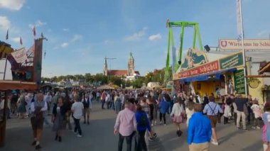 23 Eylül 2022. Münih. Almanya. Oktoberfest. 2022 'de güneşli bir havada Oktoberfest' teki lunapark. Oktoberfest 'teki insanlar. Münih 'te Ekim Festivali. Eğlence parkı mı? # İşte oldu #. 