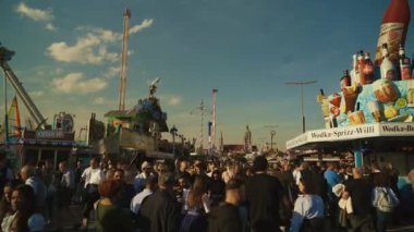 23 Eylül 2022. Münih. Almanya. Oktoberfest. 2022 'de güneşli bir havada Oktoberfest' teki lunapark. Oktoberfest 'teki insanlar. Münih 'te Ekim Festivali. Eğlence parkı mı? # İşte oldu #. 