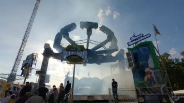 23 Eylül 2022. Münih. Almanya. Oktoberfest. 2022 'de güneşli bir havada Oktoberfest' teki lunapark. Oktoberfest 'teki insanlar. Münih 'te Ekim Festivali. Eğlence parkı mı? # İşte oldu #. 