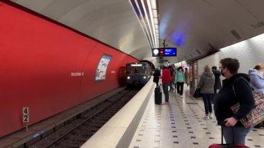27 Eylül 2022. Münih, Almanya, Trudering metro istasyonu. 27 Eylül 2022. Münih, Almanya, Trudering metro istasyonu. Münih 'teki U-2 metro hattı. Tren istasyona varmak üzere.. 